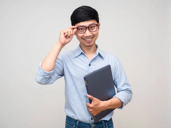 Hezký Asijský Muž Držet Notebook Úsměv Pózování Chytrý Izolovaný — Stock fotografie