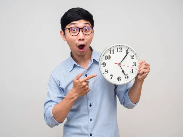 Young Asian Man Wear Glasses Amazed Point Finger Clock Hand — Stock Photo, Image