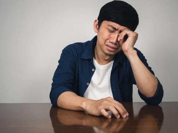Aasialainen Mies Istuu Pöydässä Tuntuu Masentuneelta Surulliselta Itkee Elämästä — kuvapankkivalokuva