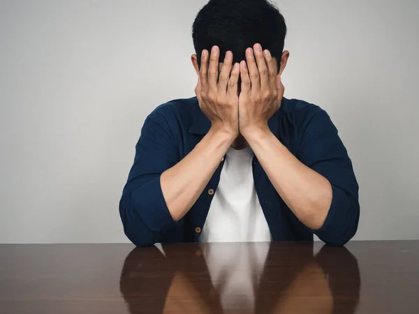 Traurigkeit Mann Sitzt Tisch Depressiver Mann Schließt Sein Gesicht Mit — Stockfoto