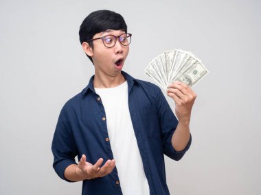 Pozitif adam, izole edilmiş olarak elinde para kazanmaktan hayrete düşer.