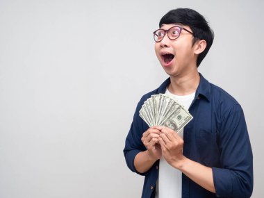 Pozitif adam gözlük takıyor. Şaşırmış hissediyor. Fotokopi odasına bakarak parayı tut.