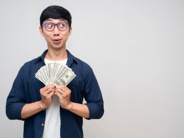 Heyecanlı Asyalı adam fotokopi alanına bakarak çok para kazanıyor.