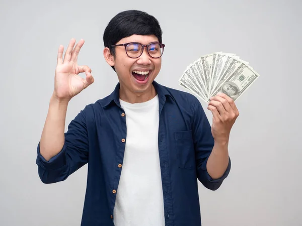 Позитивний Азіатський Чоловік Весела Посмішка Тримає Гроші Показати Руку Добре — стокове фото
