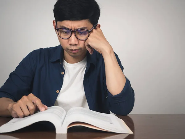Asiático Homem Usar Óculos Sério Aprender Livro Texto Sobre Mesa — Fotografia de Stock