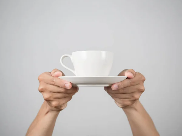 Ruce Dávat Bílý Šálek Kávy Izolované — Stock fotografie