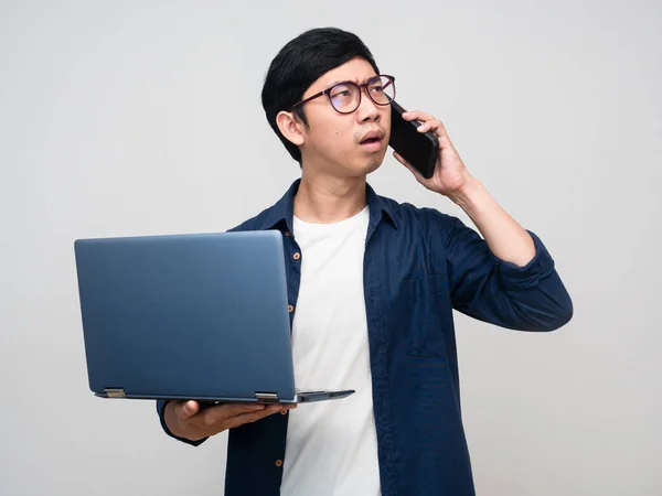 Asijský Podnikatel Držící Notebook Mluvící Mobilní Zaneprázdněn Vážné Izolované — Stock fotografie