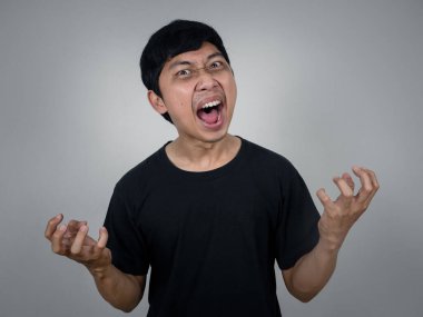 Siyah gömlekli deli adam sana bağırıyor.