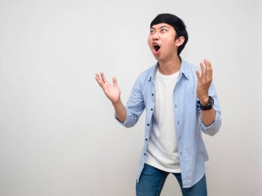 Asyalı işadamı kopyalama alanına başarılı bir şekilde baktığında şaşırıyor