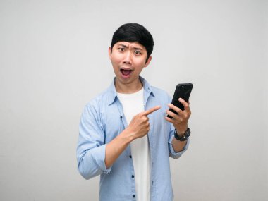 Şok olmuş yüzüyle cep telefonunu işaret eden olumlu adam izole edildi.