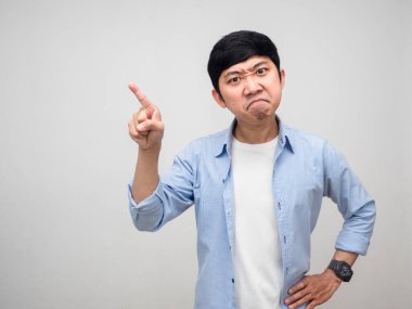 Sinirli genç adam mavi gömlek eli belde ve işaret parmağı izole