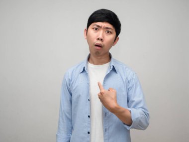 Kafası karışmış mavi gömlekli adam kendini işaret ediyor.