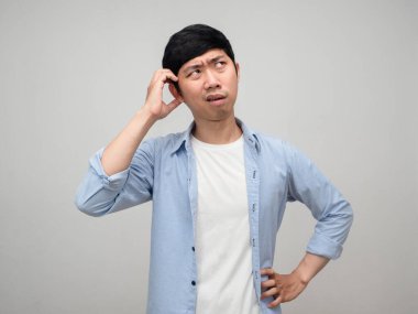 Asyalı bir adam kafasını kaşıyınca şüphe duyuyor ve tek başına çalışırken tereddüt ediyor.