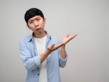 Kafası karışmış mavi gömlekli jest noktası elleri izole