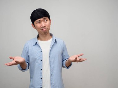 Genç Asyalı kısa boylu, kısa boylu, poz veren elleri havada.