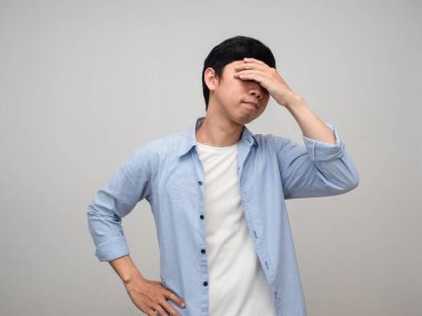 İşçi mavisi gömleği başını tutarak kendini yalnız hissediyor.