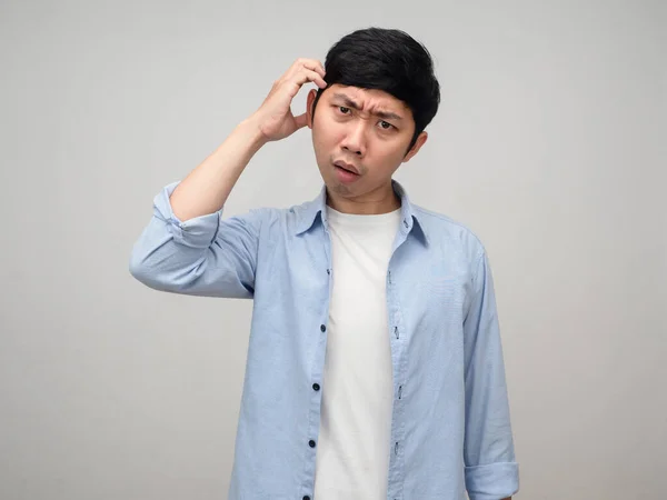 Jovem Asiático Homem Azul Camisa Gesto Arranhão Cabeça Confuso Isolado — Fotografia de Stock