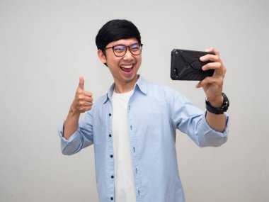 Pozitif neşe saçan mavi gömlekli video görüntüsü ver.