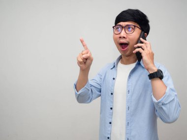 Pozitif adam cep telefonu kullanarak gözlük takıyor.