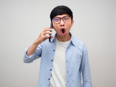 Asyalı iş adamı cep telefonuyla konuşuyor. Öfkeli hisset.