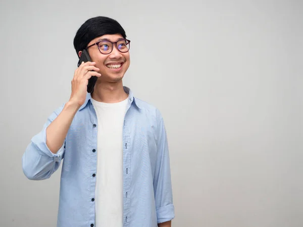 Pozitivní Muž Nosí Brýle Mluví Mobilní Telefon Šťastný Úsměv Izolované — Stock fotografie