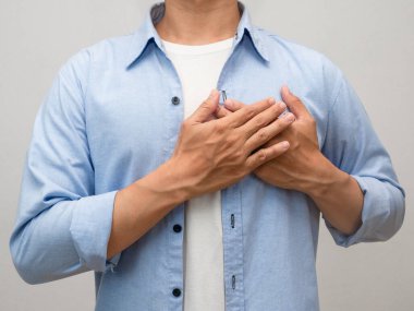 Sevgili portresi çekimi için göğsüne dokun.