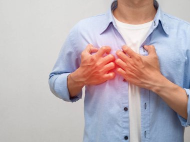 Portre adam acı kalp onun kalbi tutun kırmızı ışık stüdyo çekim izole