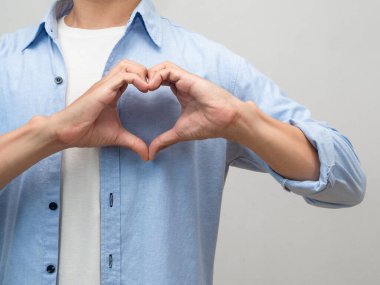 Yaklaş, dostum. Aşıklar için kalp yap. Stüdyo fotoğrafı çek.