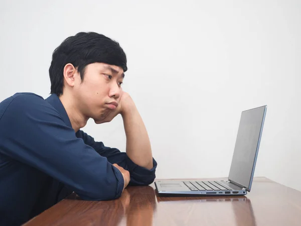 Uomo Dipendente Sente Provato Annoiato Con Lavoro Sul Tavolo Lavoro — Foto Stock