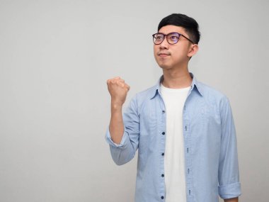 Yakışıklı iş adamı gözlük takıyor. Mutlu bir gösteri. Başarılı bir izolasyon.