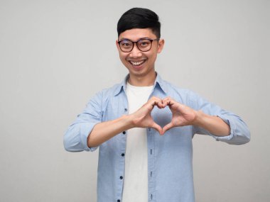 Pozitif Asyalı adam gözlük takıyor. Nazik bir gülümseme.