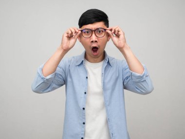 Genç işadamı gözlüğünü tutarken yüzünün soyutlandığını hisseder.