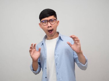 Genç adam gözlük takıyor. Hayret verici bir hareket.