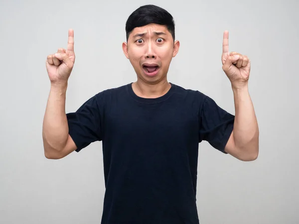 Asiatischer Junger Mann Erstaunt Und Verwirrt Mit Erhobenem Zeigefinger — Stockfoto