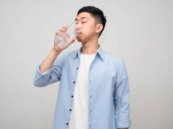 Joven Asiático Hombre Azul Camisa Beber Agua Aislado — Foto de Stock