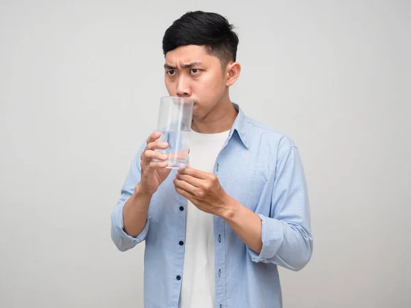아시아인 남자가물 냄새를 — 스톡 사진