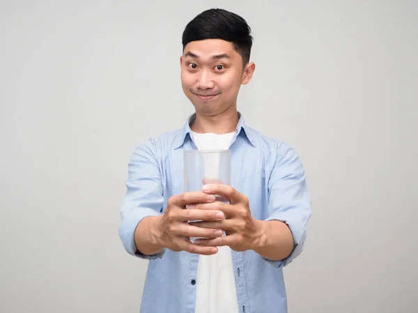 Positive Asiatische Mann Geben Glas Wasser Für Gute Gesunde Isoliert — Stockfoto