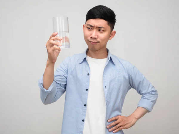 Saudável Homem Positivo Olhando Para Vidro Água Sua Mão Isolado — Fotografia de Stock