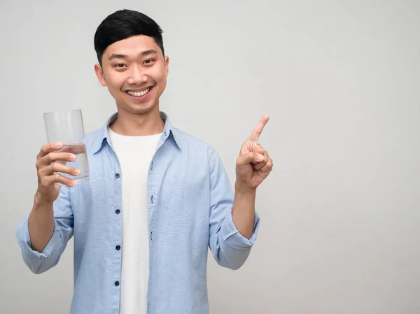 Positive Asiatische Mann Blaues Hemd Halten Glas Wasser Sanftes Lächeln — Stockfoto