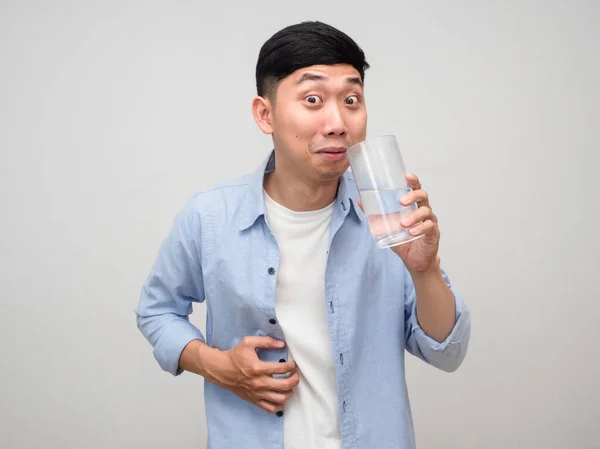 Junger Mann Blaues Hemd Hält Glas Wasser Geste Erstickt Fühlt — Stockfoto