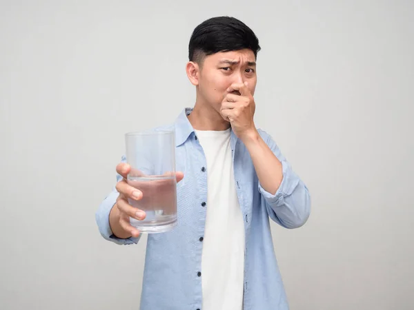 Mann Schließt Nase Und Schenkt Dir Ein Glas Wasser — Stockfoto