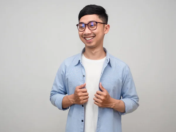 Pozitif Asyalı Adamı Gözlük Takıyor Mavi Gömlek Nazik Gülümseme Portresi — Stok fotoğraf