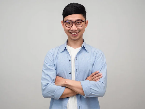 Yakışıklı Asyalı Adam Kollarını Kavuşturup Gülümsüyor — Stok fotoğraf