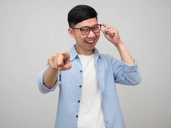 Pozitivní Asijský Podnikatel Nosit Brýle Modrá Košile Ukazováček Vás Izolované — Stock fotografie
