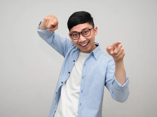 Mladý Podnikatel Nosí Brýle Veselá Gesta Legrační Ukazováček Vás Izolované — Stock fotografie