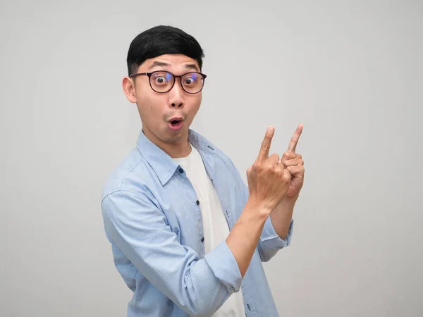 Młody Biznesmen Nosi Okulary Zadziwiający Gest Śmieszny Palec Wskazujący Ciebie — Zdjęcie stockowe