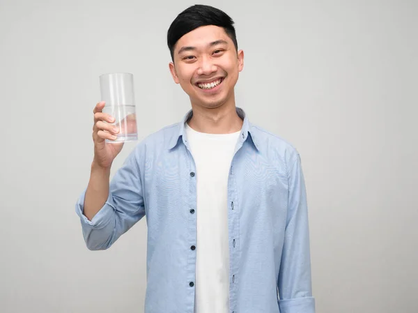 Positivo Asiático Hombre Azul Camisa Hold Vidrio Agua Feliz Sonrisa — Foto de Stock