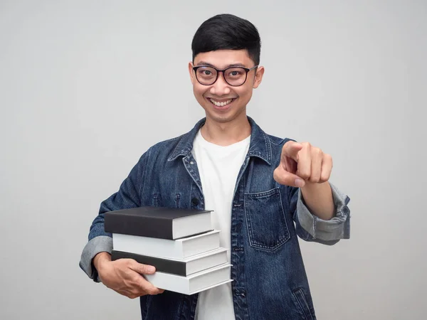Portrét Mladý Muž Nosit Brýle Džíny Košile Drží Knihy Šťastný — Stock fotografie