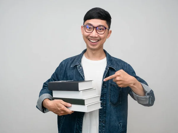 Portrét Mladý Muž Nosit Brýle Džíny Košile Šťastný Úsměv Ukazováček — Stock fotografie