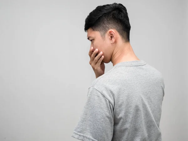 Aziatisch Man Grijs Shirt Terug Bezorgd Emotie Geïsoleerd — Stockfoto